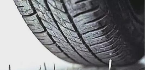 為什么汽車都只有一個外胎，是怎么做到?jīng)]有內(nèi)胎，還不漏氣的？