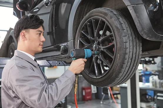 修理工安裝汽車(chē)輪胎 修理工安裝汽車(chē)輪胎