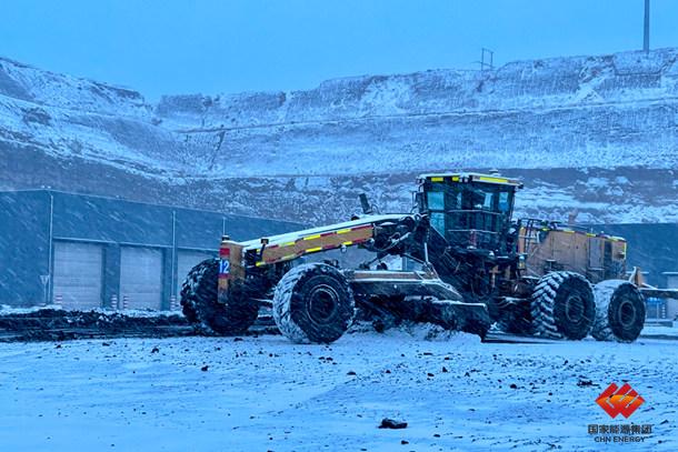 圖為平地機清理上煤生產(chǎn)道路積雪。 圖為平地機清理上煤生產(chǎn)道路積雪。