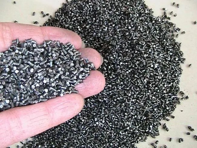 廢舊輪胎通過特殊處理，可以回收鋼絲、橡膠和炭黑