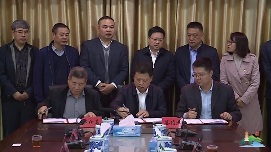 李群彪代表臨川區(qū)人民政府與撫州克林泰爾環(huán)保科技有限公司代表簽署了投資合作協(xié)議 李群彪代表臨川區(qū)人民政府與撫州克林泰爾環(huán)保科技有限公司代表簽署了投資合作協(xié)議