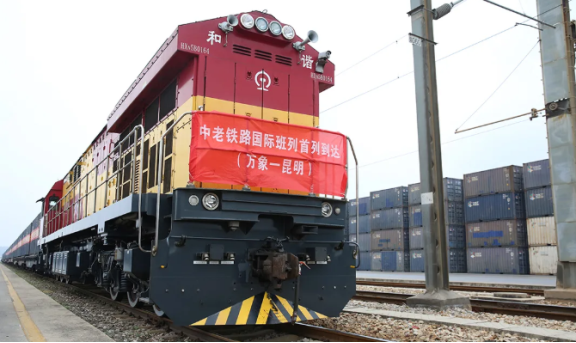 中老鐵路首運專列抵昆，首票天然橡膠物資交接！
