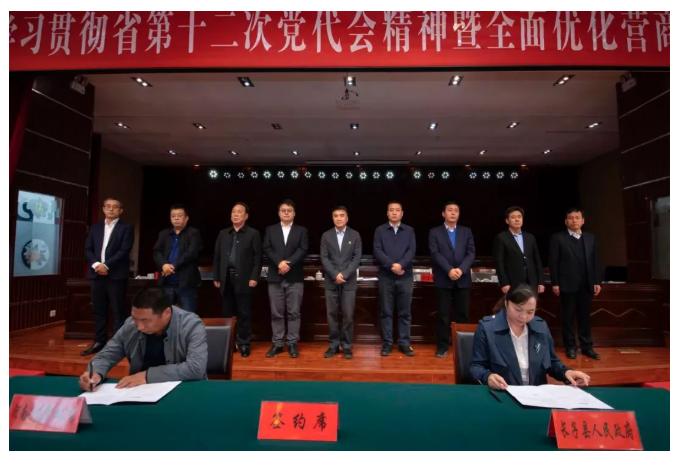 長子縣與各投資方現(xiàn)場集中簽約10個項目,其中包括年產(chǎn)120萬套全鋼卡車、1200萬套半鋼轎車子午線輪胎項目。 長子縣與各投資方現(xiàn)場集中簽約10個項目,其中包括年產(chǎn)120萬套全鋼卡車、1200萬套半鋼轎車子午線輪胎項目。
