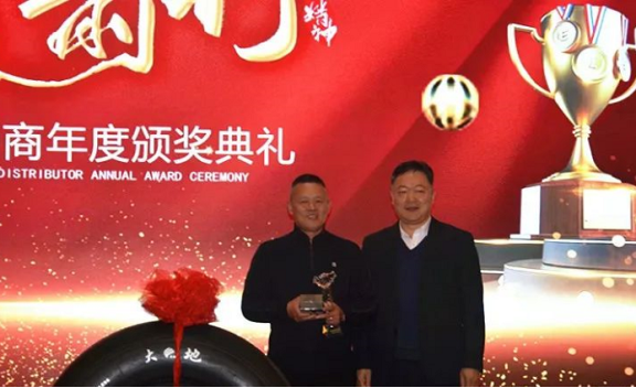 總工程師羅忠林為一等獎(jiǎng)獲得者頒獎(jiǎng) 總工程師羅忠林為一等獎(jiǎng)獲得者頒獎(jiǎng)