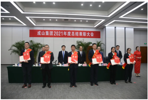 會議還對先進集體、個人,以及優秀黨務工作者、優秀黨員,進行了表彰。 會議還對先進集體、個人,以及優秀黨務工作者、優秀黨員,進行了表彰。