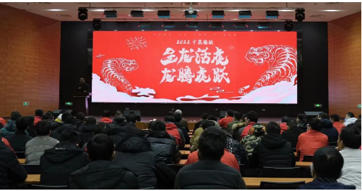 葛國榮為年度優秀員工頒獎,勉勵中策全體員工同心聚力、砥礪奮進,在新的一程創造更優異的成績。 葛國榮為年度優秀員工頒獎,勉勵中策全體員工同心聚力、砥礪奮進,在新的一程創造更優異的成績。