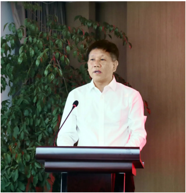 王定杰董事長在致辭中指出,物產中大歐泰有限公司與浙江天輪供應鏈管理有限公司有著相同的地域文化、成長背景、內在基因、產業思維和發展愿景 王定杰董事長在致辭中指出,物產中大歐泰有限公司與浙江天輪供應鏈管理有限公司有著相同的地域文化、成長背景、內在基因、產業思維和發展愿景