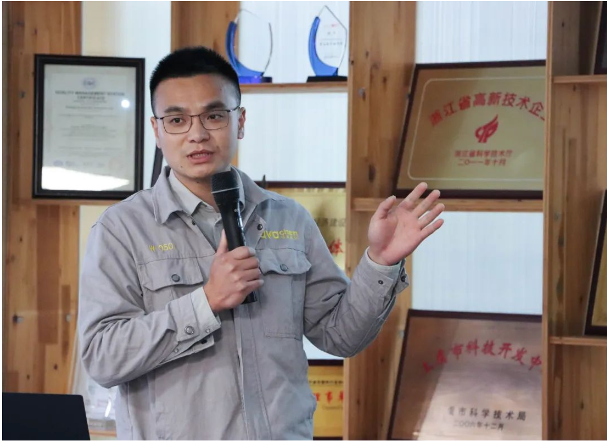 吳經理為大家介紹生產線情況 吳經理為大家介紹生產線情況
