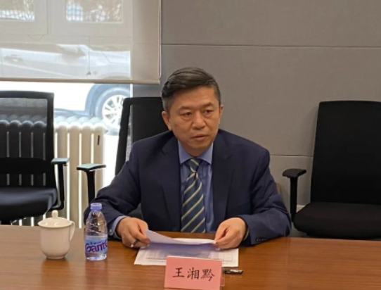 北京市飼料工業(yè)協(xié)會(huì)執(zhí)行會(huì)長(zhǎng)兼秘書(shū)長(zhǎng)王湘黔主持會(huì)議并宣讀秘書(shū)處組成 北京市飼料工業(yè)協(xié)會(huì)執(zhí)行會(huì)長(zhǎng)兼秘書(shū)長(zhǎng)王湘黔主持會(huì)議并宣讀秘書(shū)處組成
