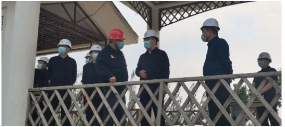 李大為深入企業(yè)4#炭黑生產線項目建設現場 李大為深入企業(yè)4#炭黑生產線項目建設現場