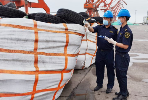海關關員監管出口輪胎 海關關員監管出口輪胎