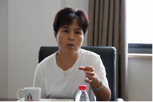 集團公司總裁助理沈小芬作為集團管理對接華源負責人，建議會議匯報形式可以嘗試以財務為中心，以財務數據輻射至各個子公司，通過對財務相關數據來分析、商討、解決問題。