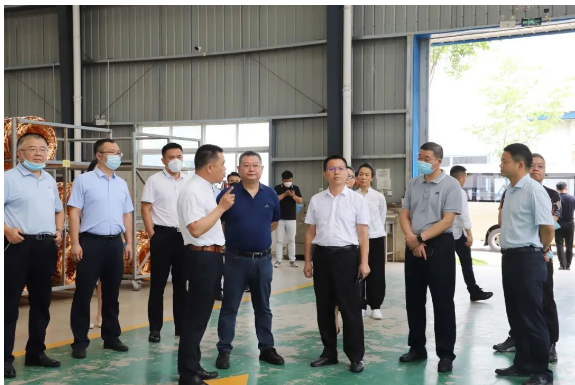 河南省狼牌輪胎科技有限公司董事長熊國武迎接考察團人員及相關政府領導，并介紹了狼牌輪胎企業發展情況。
