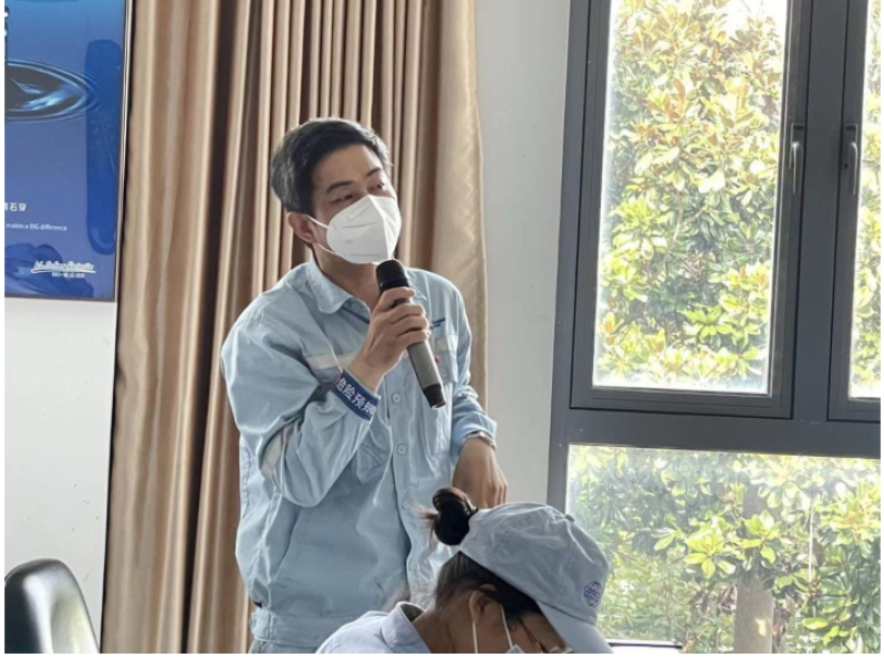 研發(fā)部工程師針對集裝箱水性涂料的生產(chǎn)工藝及質(zhì)量控制要點(diǎn)進(jìn)行了講解 研發(fā)部工程師針對集裝箱水性涂料的生產(chǎn)工藝及質(zhì)量控制要點(diǎn)進(jìn)行了講解