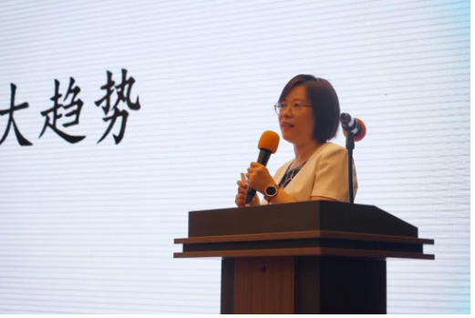 中國橡膠工業協會會長徐文英，分享了“雙碳”及疫情背景下橡膠行業的發展現狀及展望。