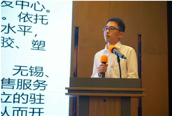 大連第二橡塑機械有限公司副總經理程遠升，作了題為《提升中的混煉技術——無裂紋合金與自動混煉》的報告。