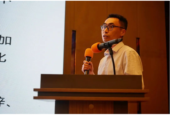 　科邁化工股份有限公司高級經理張建瑞，介紹了一種新型綠色環保型超鋅活性劑。