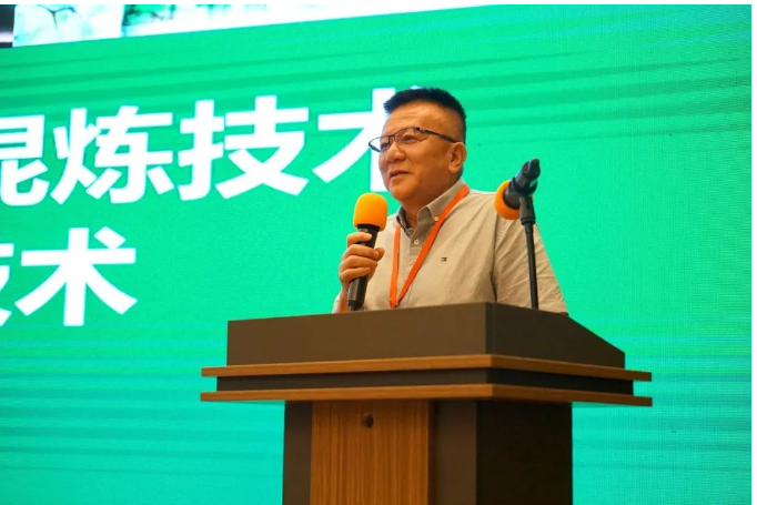 勐臘縣曼莊橡膠有限公司董事長張朝明，分享了天然橡膠/白炭黑濕法混煉技術。