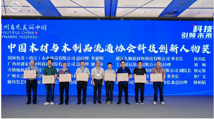 龔會(huì)長(zhǎng)表示贊許：之前在活動(dòng)上，觀看了集泰股份有機(jī)硅發(fā)泡膠的介紹視頻，和幾家車企人員均對(duì)產(chǎn)品的流平性、易施工等性能印象深刻，此次看到針刺實(shí)驗(yàn)，感覺很不一樣。