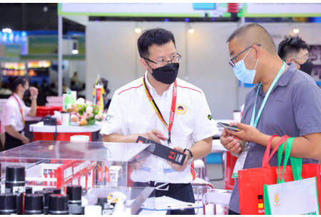 宜賓展團(tuán)共有12家企業(yè)參與,展示了新能源汽車(chē)、重卡換電、新能源儲(chǔ)能等40余種鋰電產(chǎn)品。展會(huì)期間,宜賓發(fā)布了機(jī)會(huì)清單,推出動(dòng)力電池循環(huán)產(chǎn)業(yè)園、智能制造新能源汽車(chē)創(chuàng)新項(xiàng)目等近20個(gè)招商引資項(xiàng)目。 宜賓展團(tuán)共有12家企業(yè)參與,展示了新能源汽車(chē)、重卡換電、新能源儲(chǔ)能等40余種鋰電產(chǎn)品。展會(huì)期間,宜賓發(fā)布了機(jī)會(huì)清單,推出動(dòng)力電池循環(huán)產(chǎn)業(yè)園、智能制造新能源汽車(chē)創(chuàng)新項(xiàng)目等近20個(gè)招商引資項(xiàng)目。