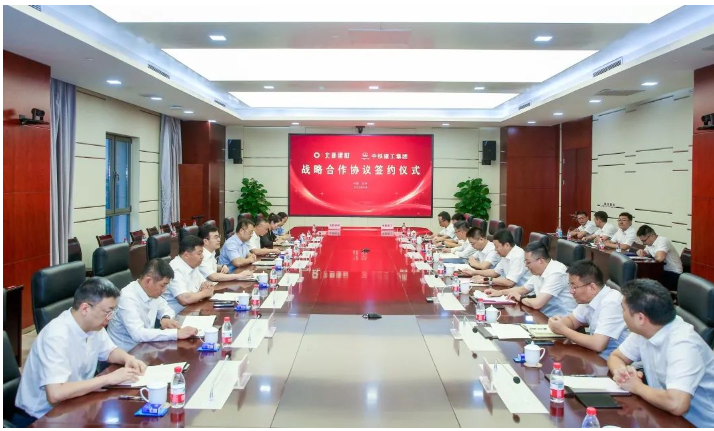 北新建材副總經(jīng)理?xiàng)钫ǎ偨?jīng)理助理、北新防水總經(jīng)理丁尚華,龍牌集團(tuán)總經(jīng)理邱洪,北新涂料總經(jīng)理陳燕,北新建材戰(zhàn)略營(yíng)銷部總經(jīng)理毛欣飛;中鐵建工集團(tuán)副總經(jīng)理黃振庭,中鐵裝配黨委書記、總經(jīng)理安振山,中鐵建工集團(tuán)戰(zhàn)略規(guī)劃部部長(zhǎng)蘇衛(wèi)東,經(jīng)營(yíng)開(kāi)發(fā)部部長(zhǎng)于文濤,中鐵建工集團(tuán)一公司總經(jīng)理曾科斌,中鐵裝配總工程師湯榮偉,中鐵建工集團(tuán)物資設(shè)備部副部長(zhǎng)陳子瀟參加簽約儀式和座談。 北新建材副總經(jīng)理?xiàng)钫ǎ偨?jīng)理助理、北新防水總經(jīng)理丁尚華,龍牌集團(tuán)總經(jīng)理邱洪,北新涂料總經(jīng)理陳燕,北新建材戰(zhàn)略營(yíng)銷部總經(jīng)理毛欣飛;中鐵建工集團(tuán)副總經(jīng)理黃振庭,中鐵裝配黨委書記、總經(jīng)理安振山,中鐵建工集團(tuán)戰(zhàn)略規(guī)劃部部長(zhǎng)蘇衛(wèi)東,經(jīng)營(yíng)開(kāi)發(fā)部部長(zhǎng)于文濤,中鐵建工集團(tuán)一公司總經(jīng)理曾科斌,中鐵裝配總工程師湯榮偉,中鐵建工集團(tuán)物資設(shè)備部副部長(zhǎng)陳子瀟參加簽約儀式和座談。