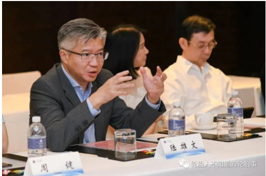 復旦管院院長陸雄文表示,復旦管院會充分利用學院8個系的雄厚師資、研究中心和咨詢公司及校友網絡,深入調研興達公司,同時將興達的發展做成案例,總結企業的成功經驗,并就現實問題提供解決方案和配套的人員培訓。 復旦管院院長陸雄文表示,復旦管院會充分利用學院8個系的雄厚師資、研究中心和咨詢公司及校友網絡,深入調研興達公司,同時將興達的發展做成案例,總結企業的成功經驗,并就現實問題提供解決方案和配套的人員培訓。