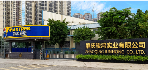 肇慶駿鴻實業有限公司成立于2006年,位于廣東省肇慶高新區,員工人數超1000人,集半鋼子午線輪胎研發、制造、銷售和服務于一身,為福田、東風小康、力帆、福迪、眾泰等多家汽車生產廠商提供(或曾經提供)輪胎配套。 肇慶駿鴻實業有限公司成立于2006年,位于廣東省肇慶高新區,員工人數超1000人,集半鋼子午線輪胎研發、制造、銷售和服務于一身,為福田、東風小康、力帆、福迪、眾泰等多家汽車生產廠商提供(或曾經提供)輪胎配套。
