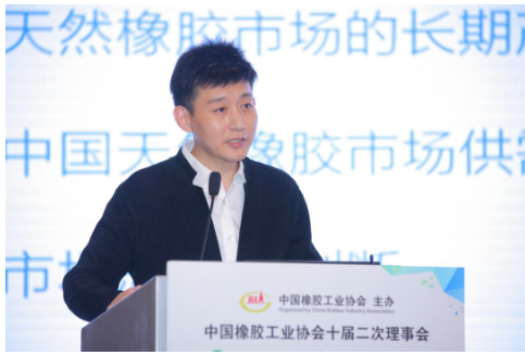 　張元鴻介紹稱，全球天然橡膠供需長期處于均衡區間，庫存變量沒有較大起伏。