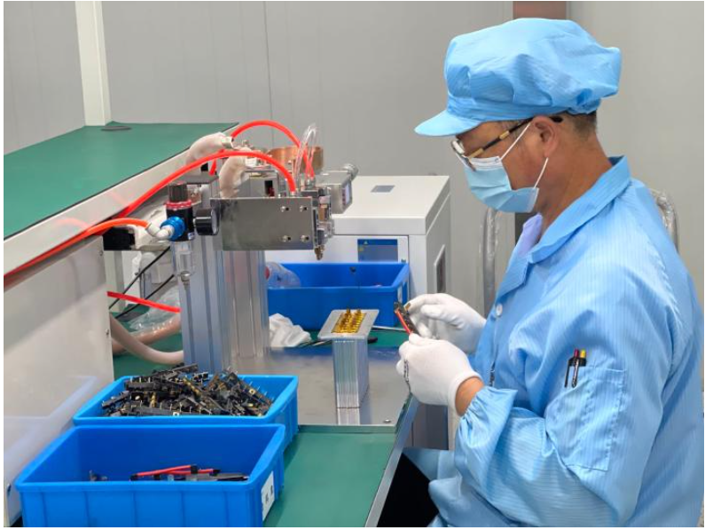 圖為安徽省寧國天成電器有限公司的工人正在生產線上忙碌。新華社記者吳慧珺 攝