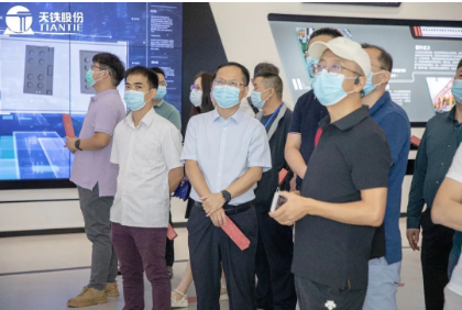 在工作人員的帶領和講解下，與會嘉賓參觀天鐵股份體驗中心、智能制造示范車間以及試驗平臺之后，對打造智能制造車間，探索以互聯網工廠升級傳統制造有了更全面的認識
