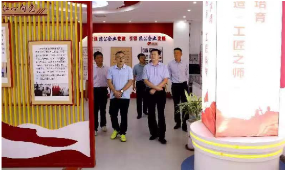 9月7日開封市中級人民法院黨組成員、副院長王劍,尉氏縣人民法院黨組書記、院長王學慶帶領有關人員到金久龍實業有限公司開展萬人助萬企活動。 9月7日開封市中級人民法院黨組成員、副院長王劍,尉氏縣人民法院黨組書記、院長王學慶帶領有關人員到金久龍實業有限公司開展萬人助萬企活動。