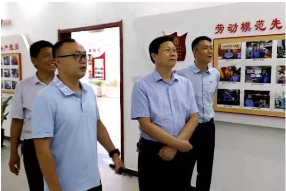 市、縣兩級人民法院領導在李洋董事長的陪同下,先后來到公司五心黨建展廳、產品展示廳,并同公司有關人員進行深入座談。 市、縣兩級人民法院領導在李洋董事長的陪同下,先后來到公司五心黨建展廳、產品展示廳,并同公司有關人員進行深入座談。