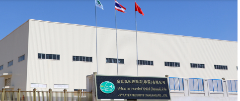 金世緣踐行“一帶一路”倡議,積極“走出去”全球化布局,在原料來源地泰國羅勇府建設了占地4.5萬多平方米的生產基地。 金世緣踐行“一帶一路”倡議,積極“走出去”全球化布局,在原料來源地泰國羅勇府建設了占地4.5萬多平方米的生產基地。