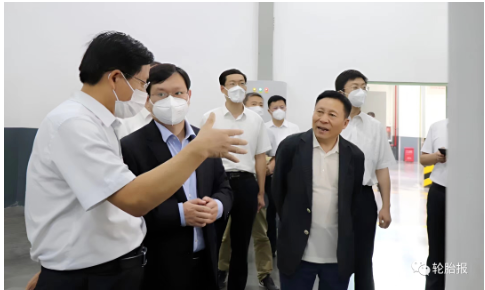 孫繼業對華勤集團強有力的疫情防控和保產提產舉措給予充分肯定,對企業堅持高質量發展、創新防風險發展和強強聯合發展取得的成績予以高度評價。他表示,華勤集團高效統籌疫情防控和企業發展,確保了正常生產經營,為保障經濟社會穩定做出了積極貢獻。希望華勤集團繼續嚴守疫情防控風險底線,為推動企業實現高質量發展保駕護航。 孫繼業對華勤集團強有力的疫情防控和保產提產舉措給予充分肯定,對企業堅持高質量發展、創新防風險發展和強強聯合發展取得的成績予以高度評價。他表示,華勤集團高效統籌疫情防控和企業發展,確保了正常生產經營,為保障經濟社會穩定做出了積極貢獻。希望華勤集團繼續嚴守疫情防控風險底線,為推動企業實現高質量發展保駕護航。