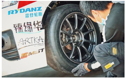 面對國內輪胎市場份額急劇下跌的危機,多路馳項目負責人魏學東轉變工廠銷售思路,增強和國外客戶的交流,將銷售分攤到外貿出口上,3月外貿輪胎銷售業績為7萬條,7月已經達到了11.8萬多條,順利實現了二季度扭虧為盈。 面對國內輪胎市場份額急劇下跌的危機,多路馳項目負責人魏學東轉變工廠銷售思路,增強和國外客戶的交流,將銷售分攤到外貿出口上,3月外貿輪胎銷售業績為7萬條,7月已經達到了11.8萬多條,順利實現了二季度扭虧為盈。