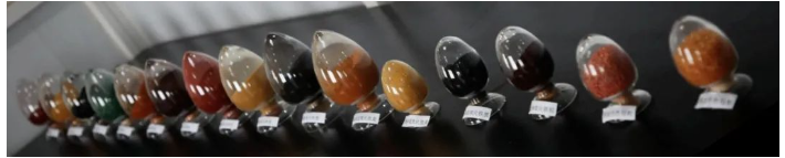 產品應用領域拓展是華源顏料市場擴面、穩進提質的重要途徑。譬如低長徑比氧化鐵黃顏料產品的研發,通過工藝技術創新改變長徑比,使產品具有極好的附著力、遮蓋力、著色力和屏蔽性等特性,滿足客戶對功能型氧化鐵顏料產品的需求。 產品應用領域拓展是華源顏料市場擴面、穩進提質的重要途徑。譬如低長徑比氧化鐵黃顏料產品的研發,通過工藝技術創新改變長徑比,使產品具有極好的附著力、遮蓋力、著色力和屏蔽性等特性,滿足客戶對功能型氧化鐵顏料產品的需求。