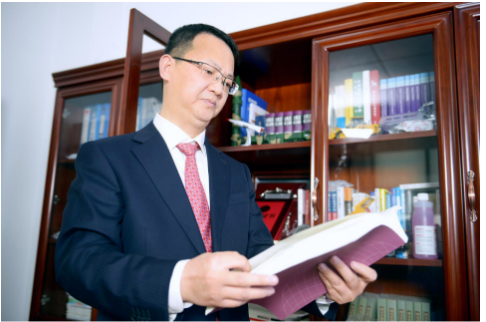 作為全國優秀企業家,黃舸舸是貴州省第十三次黨代會代表、工程技術研究員,曾獲“2021年度中國西部企業數字化轉型領軍人物”、“2019-2020年度貴州省優秀企業家榮譽稱號”、“2010年全國勞模”、“ 2009年中國橡膠工業科學技術進步有功專家”等榮譽。 作為全國優秀企業家,黃舸舸是貴州省第十三次黨代會代表、工程技術研究員,曾獲“2021年度中國西部企業數字化轉型領軍人物”、“2019-2020年度貴州省優秀企業家榮譽稱號”、“2010年全國勞模”、“ 2009年中國橡膠工業科學技術進步有功專家”等榮譽。