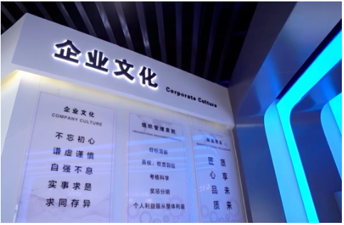 華盛集團接待室的墻壁上，掛著一幅巨幅山水畫，題目叫《源遠流長》。盯著畫作，已出任集團副董事長的張玉亮，向記者暢想著未來：“心懷‘國之大者’，打造‘國貨精品’，包括華盛橡膠在內的中國輪胎產業，必將迎來更高質量發展!”