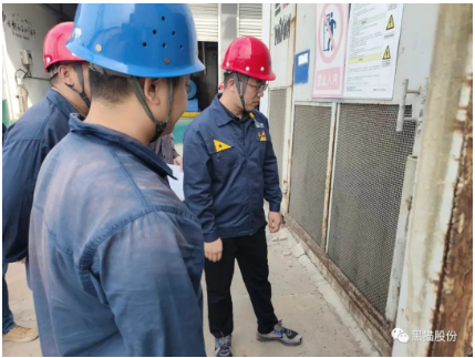 李俊指出,要充分認識“雙控”機制建設在風險管控和隱患排查治理過程中發(fā)揮的作用,把“雙控”機制建設作為保障安全生產的一項重要抓手,逐步提升公司管理人員綜合業(yè)務水平,積極引導員工主動參與“雙控”機制建設和運用,營造安全穩(wěn)定的生產環(huán)境。 李俊指出,要充分認識“雙控”機制建設在風險管控和隱患排查治理過程中發(fā)揮的作用,把“雙控”機制建設作為保障安全生產的一項重要抓手,逐步提升公司管理人員綜合業(yè)務水平,積極引導員工主動參與“雙控”機制建設和運用,營造安全穩(wěn)定的生產環(huán)境。