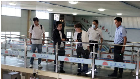 雙星集團采購中心總經理許冰,采購中心招標主管武岳,參加此次活動。 雙星集團采購中心總經理許冰,采購中心招標主管武岳,參加此次活動。