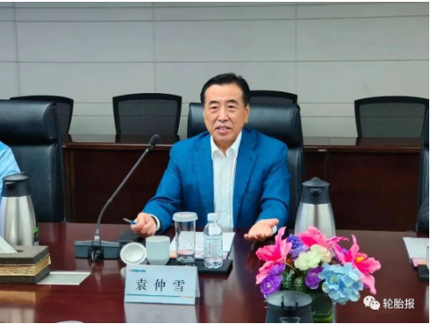 國家橡膠與輪胎工程技術(shù)研究中心主任、賽輪集團黨委書記、董事長袁仲雪熱情接待了張飚一行。 國家橡膠與輪胎工程技術(shù)研究中心主任、賽輪集團黨委書記、董事長袁仲雪熱情接待了張飚一行。