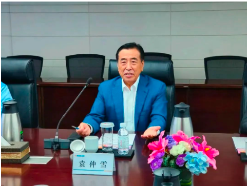 國(guó)家橡膠與輪胎工程技術(shù)研究中心主任、賽輪集團(tuán)黨委書記、董事長(zhǎng)袁仲雪,接待了張飚一行。 國(guó)家橡膠與輪胎工程技術(shù)研究中心主任、賽輪集團(tuán)黨委書記、董事長(zhǎng)袁仲雪,接待了張飚一行。