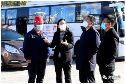 琚慧敏強(qiáng)調(diào),企業(yè)要在思想上始終繃緊安全生產(chǎn)這根弦,嚴(yán)格落實(shí)疫情防控和安全生產(chǎn)主體責(zé)任。要將疫情防控各項(xiàng)政策落實(shí)到位,肩負(fù)起安全生產(chǎn)第一責(zé)任人責(zé)任,不斷完善應(yīng)急預(yù)案,提高應(yīng)急處置能力,及時(shí)妥善應(yīng)對(duì)各類突發(fā)事件和異常情況。 琚慧敏強(qiáng)調(diào),企業(yè)要在思想上始終繃緊安全生產(chǎn)這根弦,嚴(yán)格落實(shí)疫情防控和安全生產(chǎn)主體責(zé)任。要將疫情防控各項(xiàng)政策落實(shí)到位,肩負(fù)起安全生產(chǎn)第一責(zé)任人責(zé)任,不斷完善應(yīng)急預(yù)案,提高應(yīng)急處置能力,及時(shí)妥善應(yīng)對(duì)各類突發(fā)事件和異常情況。