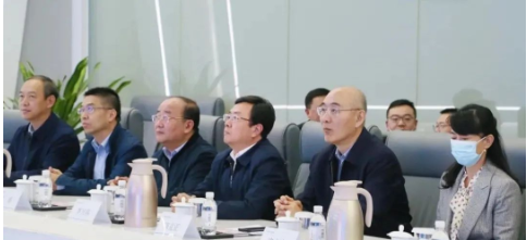 10月18日，青島科技大學(xué)黨委書記李興偉率領(lǐng)學(xué)校全體領(lǐng)導(dǎo)班子成員，調(diào)研國家橡膠與輪胎工程技術(shù)研究中心。