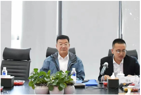 鄒哲賢及各位專家肯定了時(shí)代新材的工作,并圍繞中國中車數(shù)字化轉(zhuǎn)型的目的、方向、目標(biāo)、原則、推進(jìn)策略等進(jìn)行指示,他強(qiáng)調(diào)要堅(jiān)持:戰(zhàn)略統(tǒng)領(lǐng)、由上往下;數(shù)據(jù)貫通、標(biāo)準(zhǔn)統(tǒng)一;需求拉動(dòng)、及時(shí)推進(jìn);急用先行、逐步覆蓋;數(shù)據(jù)驅(qū)動(dòng)、平臺(tái)賦能的原則。 鄒哲賢及各位專家肯定了時(shí)代新材的工作,并圍繞中國中車數(shù)字化轉(zhuǎn)型的目的、方向、目標(biāo)、原則、推進(jìn)策略等進(jìn)行指示,他強(qiáng)調(diào)要堅(jiān)持:戰(zhàn)略統(tǒng)領(lǐng)、由上往下;數(shù)據(jù)貫通、標(biāo)準(zhǔn)統(tǒng)一;需求拉動(dòng)、及時(shí)推進(jìn);急用先行、逐步覆蓋;數(shù)據(jù)驅(qū)動(dòng)、平臺(tái)賦能的原則。