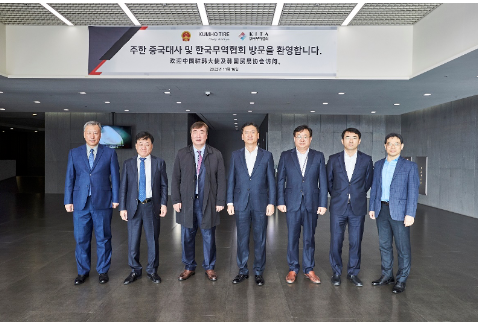 錦湖輪胎代表與中國駐韓大使及韓國貿易協會到訪嘉賓合影 錦湖輪胎代表與中國駐韓大使及韓國貿易協會到訪嘉賓合影