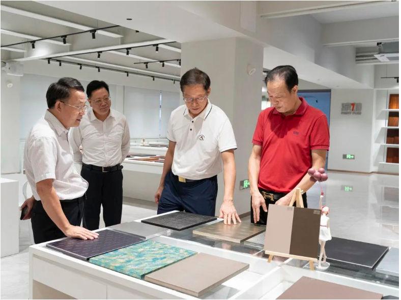 李劍文董事長對市政協莊樹俊主席一行蒞臨漆加集團表示熱烈的歡迎，親自帶領來賓們參觀漆加創新中心，并為大家詳細介紹了漆加化工集團的發展歷程，涂料新技術及服務解決方案，闡述了漆加集團“打造家居產業應用創新服務平臺”，賦能家居產業高質量發展的愿景。  