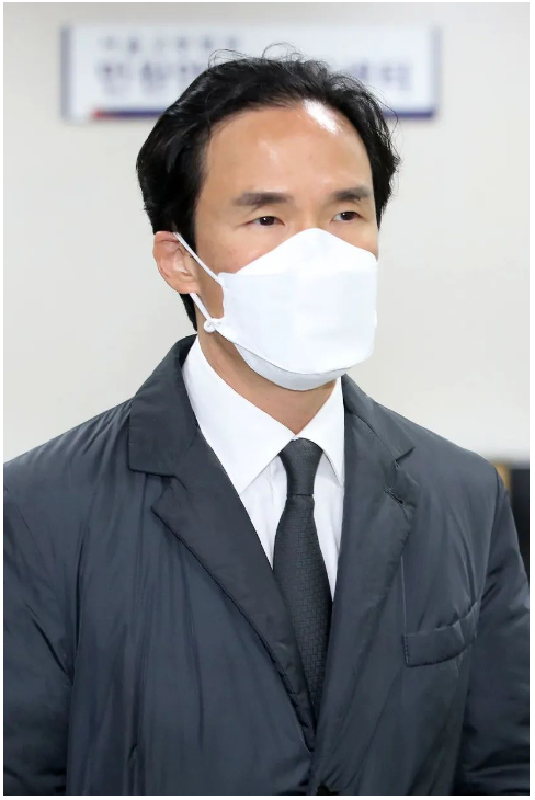 韓泰輪胎董事長趙顯范的辦公室,也在搜查范圍內(nèi)。 韓泰輪胎董事長趙顯范的辦公室,也在搜查范圍內(nèi)。
