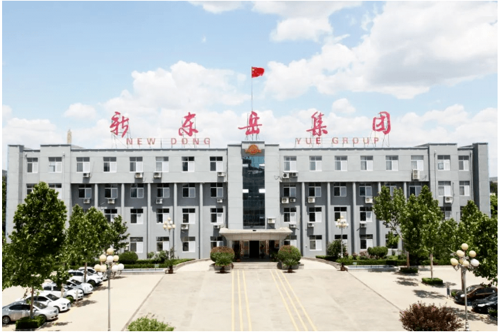 在青島大學(xué)校方人士的陪同下，殷峰一行參觀了生命科學(xué)院、化學(xué)化工學(xué)院及實(shí)驗(yàn)室等，青島大學(xué)表示，希望與新東岳集團(tuán)聯(lián)合申報(bào)省市重大科技專項(xiàng)、開展橫向課題研究開發(fā)等合作。