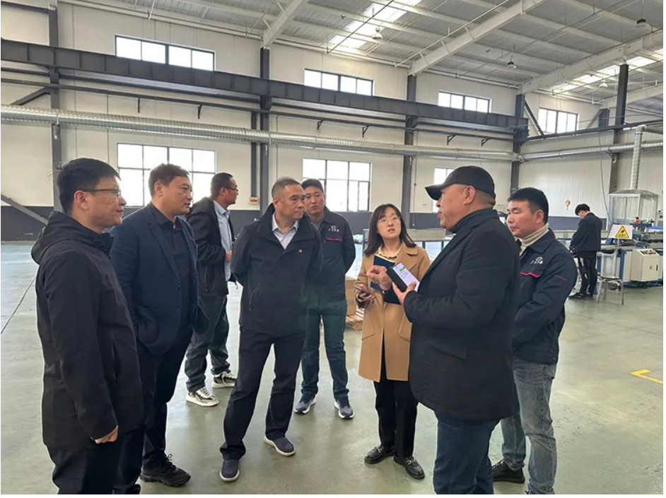 在青島致捷運通新材料科技有限公司，調研組與企業共同探討了提升產量、拓展市場的思路，并鼓勵企業發揮既有產品優勢，搶抓青島汽車產業發展風口，進一步拓寬銷售渠道，加快產品研發創新。